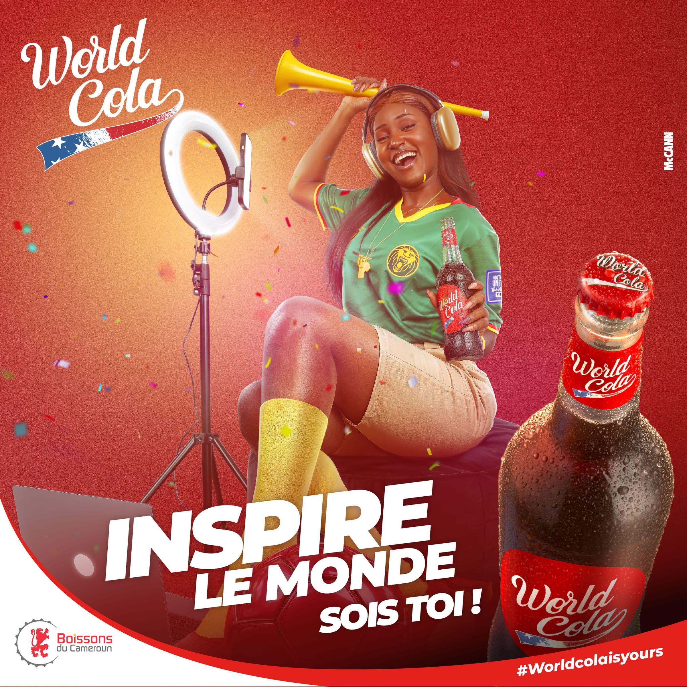 Visuel « Inspire le monde, sois toi ! » : une supportrice en maillot vert, vuvuzela levée, se filme devant un anneau lumineux, une bouteille de World Cola à la main.